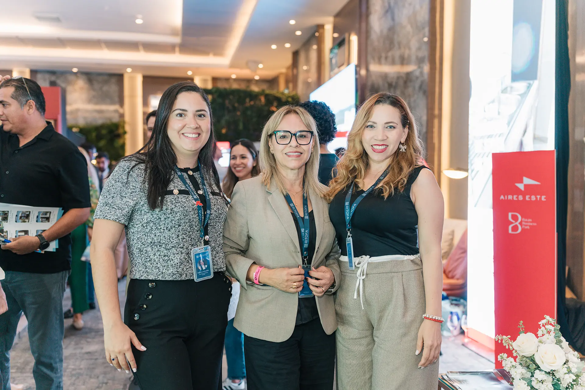 Asistentes conversan junto a los stands del evento